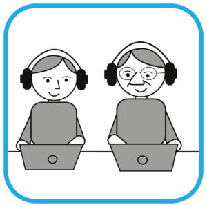 Od lewej: uśmiechnięty chłopiec i uśmiechnięty mężczyzna. Oboje siedzą przed swoimi komputerami. Na uszach mają słuchawki.